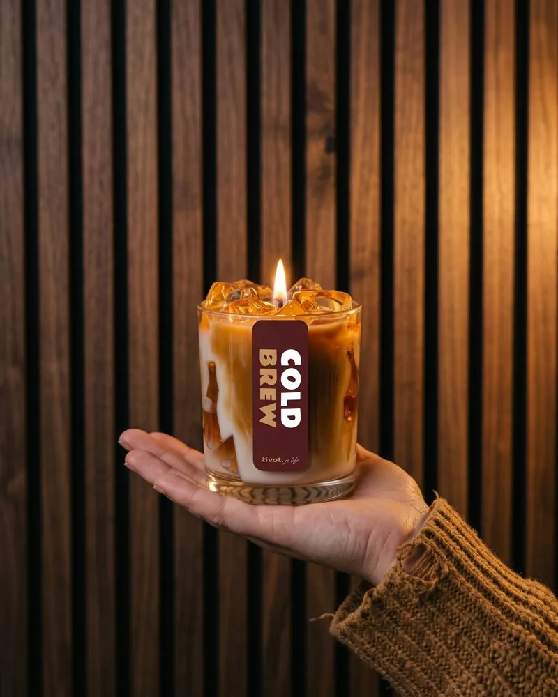 Zapálená svíčka Cold Brew v dlani