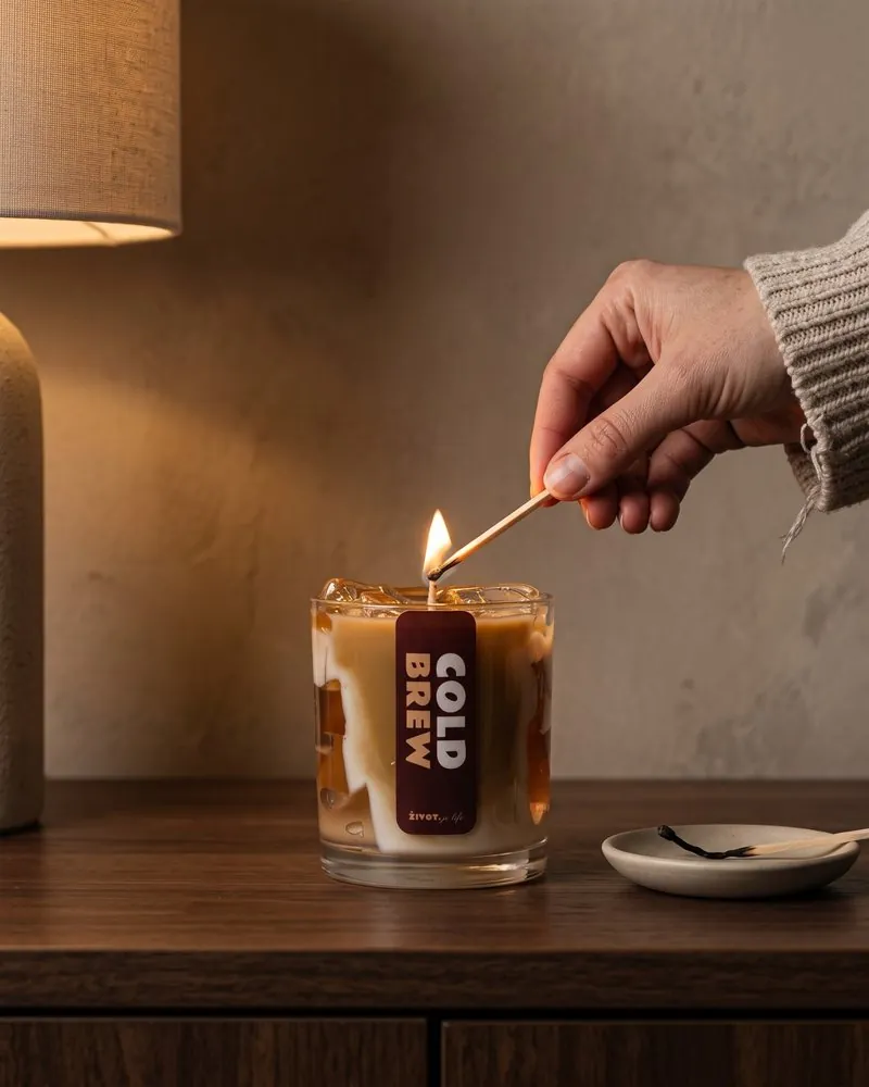 Zapalování svíčky Cold Brew sirkou